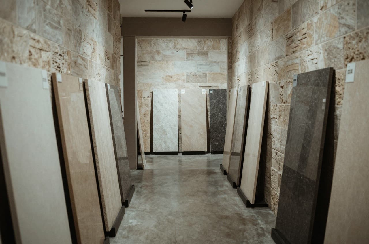 Marmorium Showroom mit Natursteinboeden und Wandverkleidungen