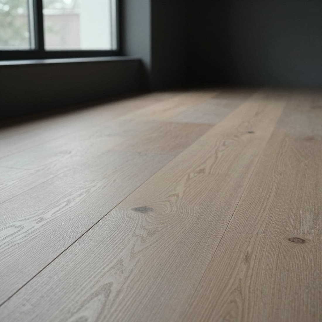 Designboden in Holzoptik mit warmer, klarer Maserung